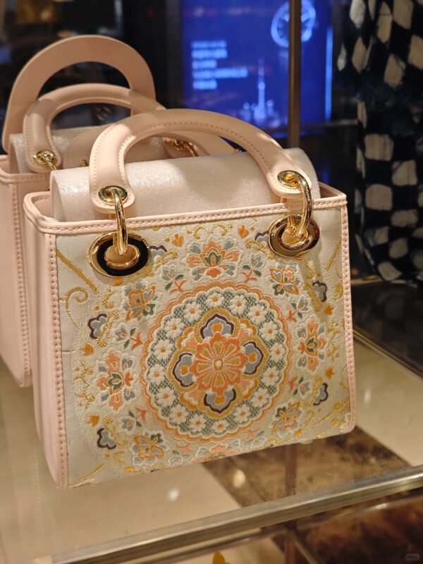 Exquisite gift box packaging Zhuang brocade bag